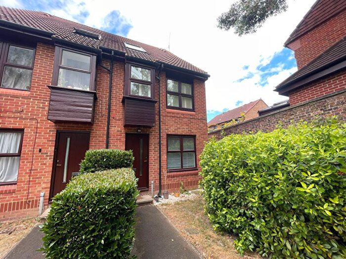 1 Bedroom Maisonette To Rent In Chapelmount Road, Woodford Green, IG8