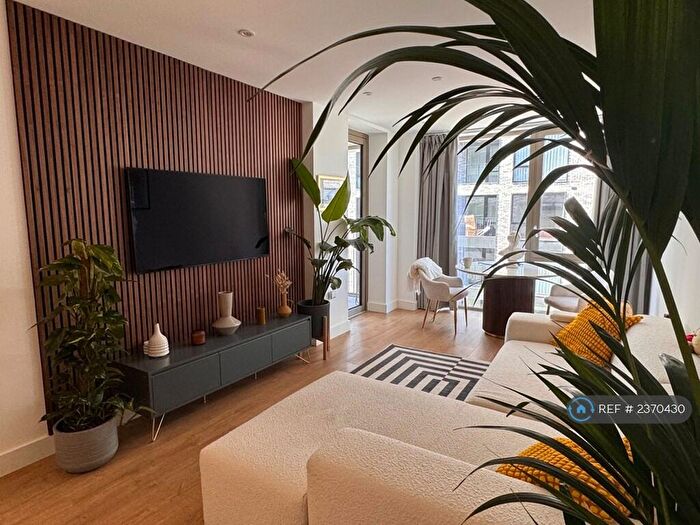 2 Bedroom Flat To Rent In New Village Avenue, London, E14