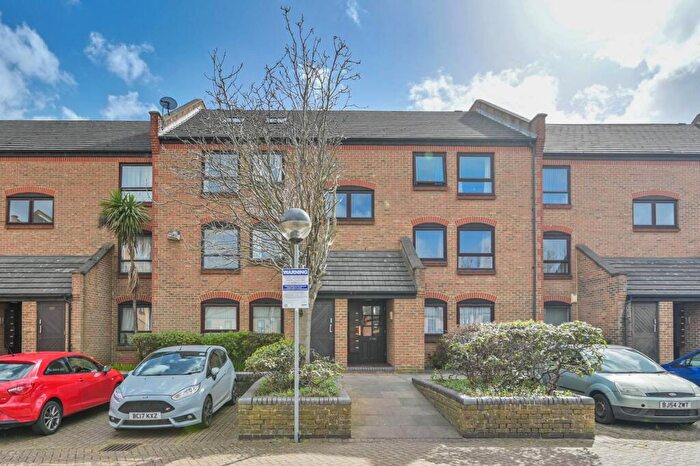 2 Bedroom Flat To Rent In Horseshoe Close, Docklands, London, E14