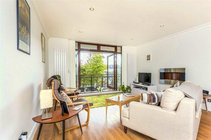 2 Bedroom Flat To Rent In Swan Court, Star Place, London, E1W