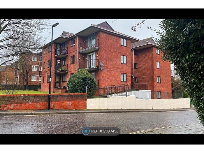 1 Bedroom Flat To Rent In West Hill Court, Southampton, SO15
