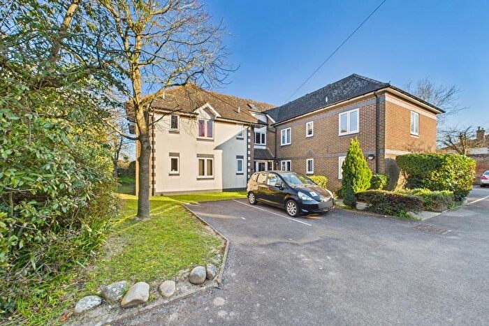 2 Bedroom Flat To Rent In South Bank, Chichester, PO19