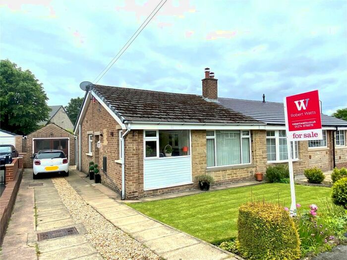 Houses for sale & to rent in BD12 8SH, Crest Avenue, Wyke Bradford