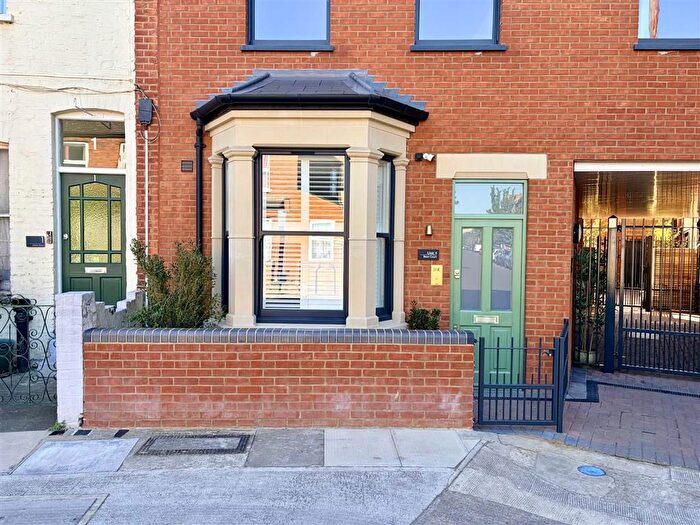 2 Bedroom Flat For Sale In Jeddo Road, Wendell Park, W12