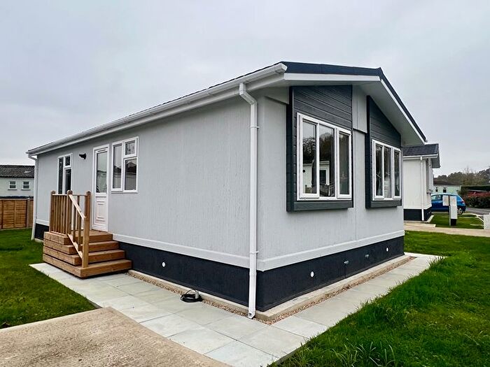 2 Bedroom Mobile/park Home For Sale In Compasses Mobile Home Park, Alfold, Cranleigh, GU6