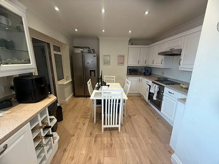 4 Bedroom Semi Detached House To Rent In Fouracres, Enfield, EN3