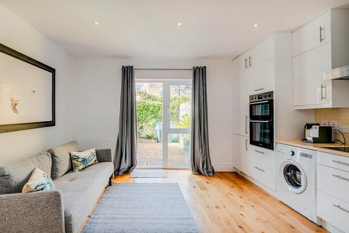 1 Bedroom Flat To Rent In Flat, White Hart Lane, London, SW13