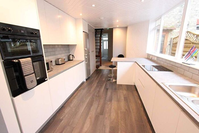 3 Bedroom Flat To Rent In Bawtry Road, London, N20