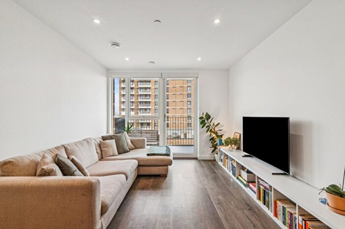 1 Bedroom Flat For Sale In Kingsland Court, Streamdale Road, W3