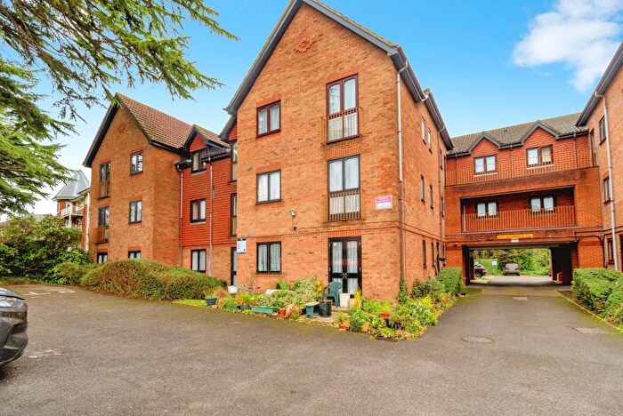 2 Bedroom Flat For Sale In Byron Court, Hill Lane, Southampton, Hampshire, SO15