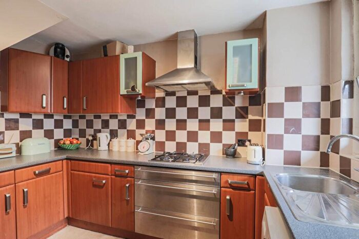 2 Bedroom Flat To Rent In Belton Way, Bow, London, E3