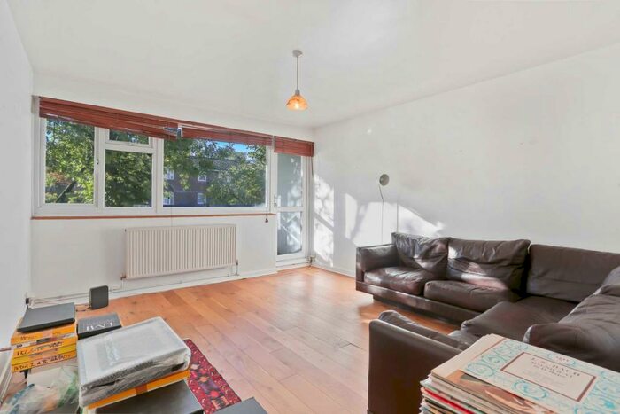 2 Bedroom Apartment To Rent In Parkholme Road, Hackney, E8
