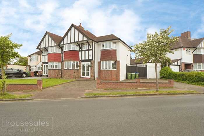 5 Bedroom Semi-Detached House For Sale In County Gate, London, SE9