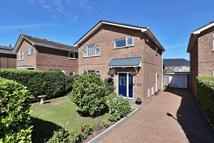 3 Bedroom Detached House For Sale In Violet Farm Close, Corfe Mullen, Wimborne, BH21