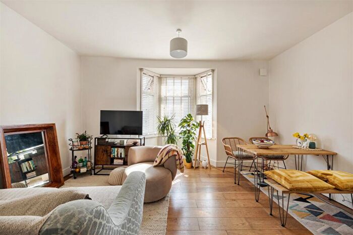 2 Bedroom Flat For Sale In Thorpe Road, Forest Gate, E7