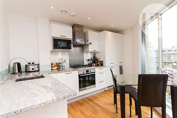 2 Bedroom Flat To Rent In Sadlers Court, London, SE1