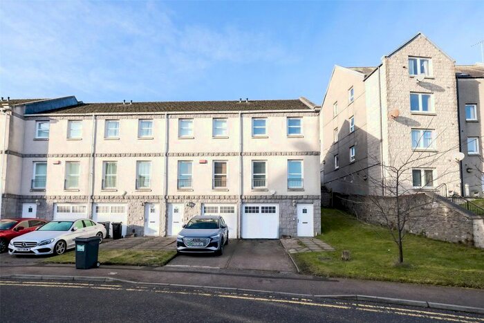 3 Bedroom End Of Terrace House To Rent In South College Street, Aberdeen, AB11