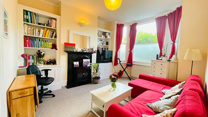 2 Bedroom Flat To Rent In Bodmin Street, London, SW18