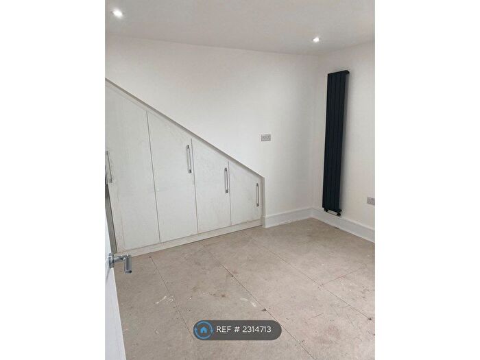 2 Bedroom Flat To Rent In Cross Lances Road, Hounslow, TW3