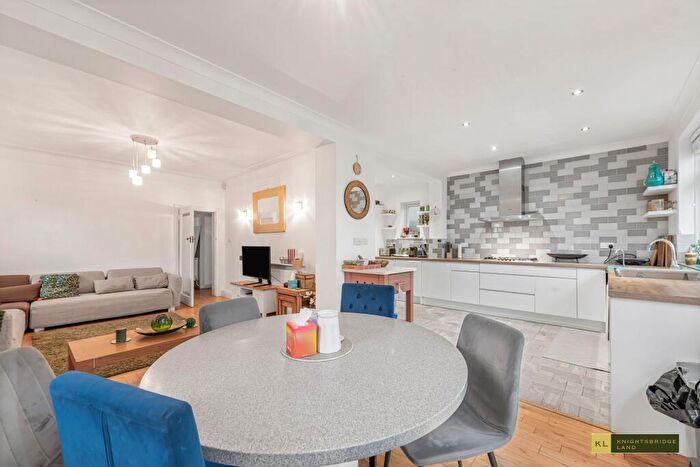 5 Bedroom Detached House To Rent In Meadway, London, N14