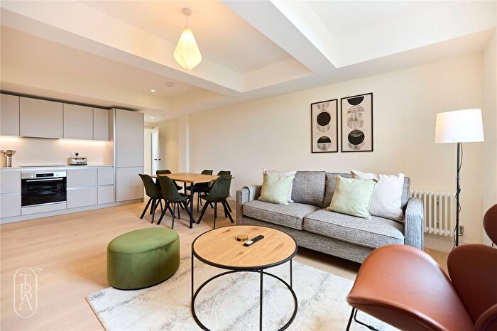 3 Bedroom Flat To Rent In Mile End Road, London, E1