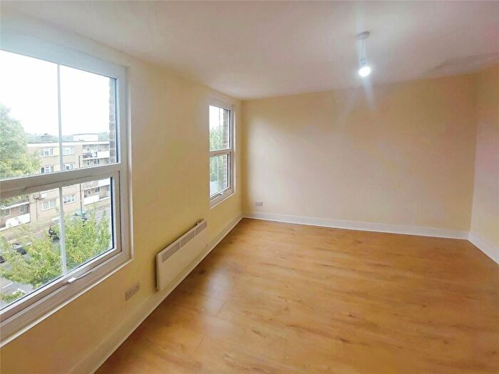 2 Bedroom Flat To Rent In Rosendale Road, London, SE21