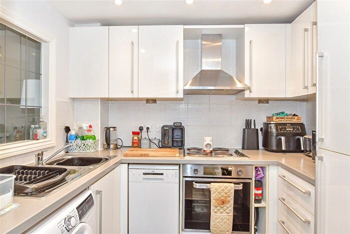 1 Bedroom Flat For Sale In Addison Road, Tunbridge Wells, Kent, TN2