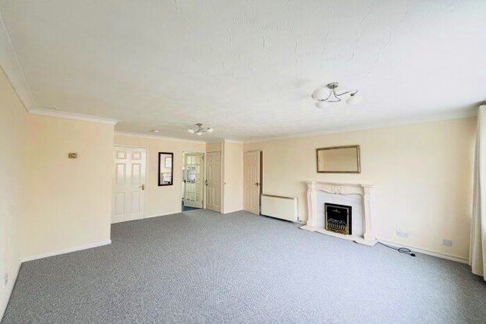 2 Bedroom Flat To Rent In Wissage Court, Lichfield, WS13
