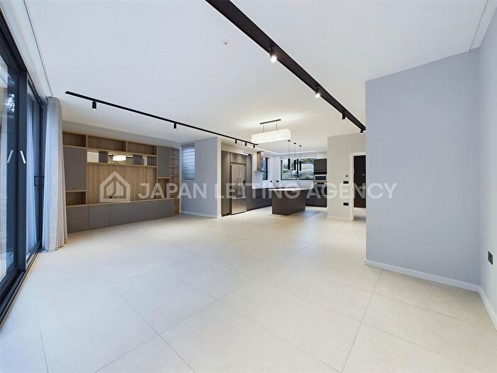 5 Bedroom Semi-Detached House To Rent In The Vale, London, NW11