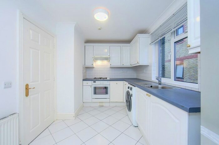 2 Bedroom Flat To Rent In Woodville Road, London, Uk, W5