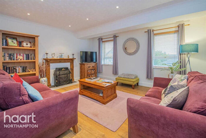 2 Bedroom Apartment To Rent In Park Avenue North, Northampton, NN3