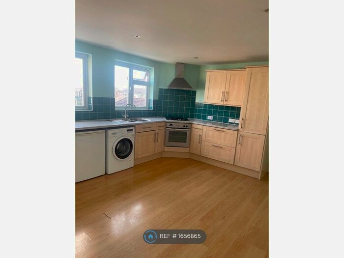 2 Bedroom Flat To Rent In Central Avenue, West Molesey, KT8