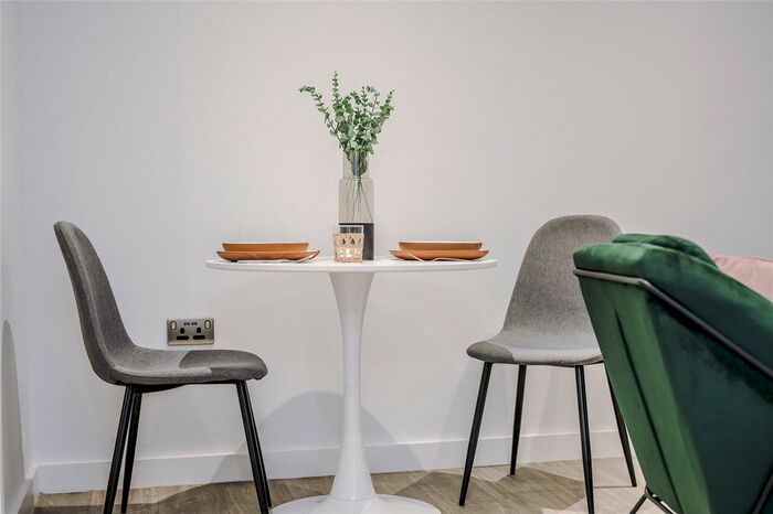 2 Bedroom Flat To Rent In Crossings, Park Green, Macclesfield SK11