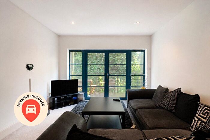 2 Bedroom Flat To Rent In Hotwell Road, Bristol, Somerset, BS8