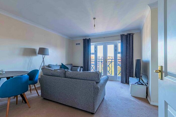 2 Bedroom Flat To Rent In Harriet House, London Road, Hemel Hempstead, Hertfordshire, HP3