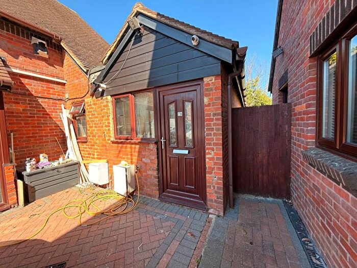 1 Bedroom Bungalow To Rent In Campine Close, Cheshunt, Waltham Cross, EN8