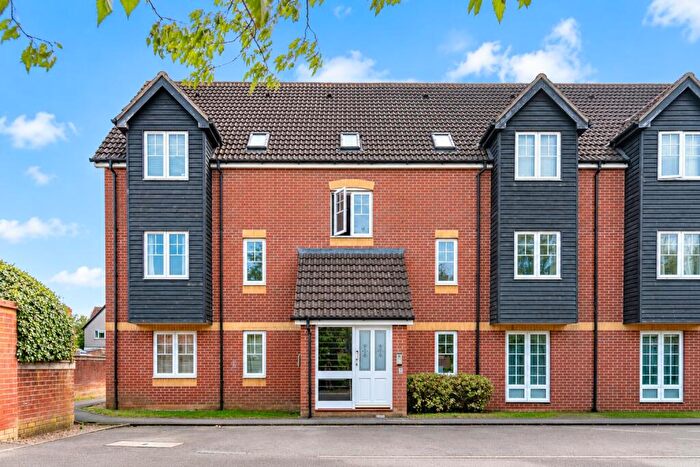 2 Bedroom Apartment For Sale In Harbury Court, Newbury, Berkshire, RG14