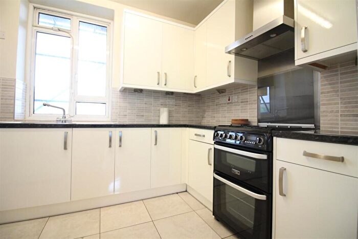 3 Bedroom Flat To Rent In Whiston Road, London, E2