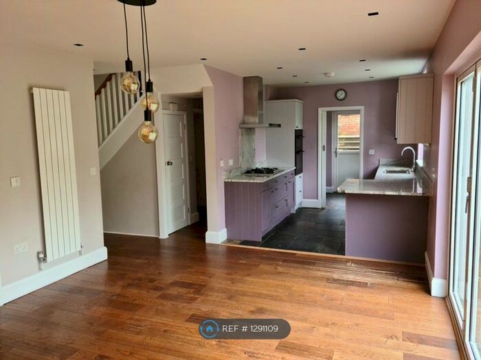 4 Bedroom Semi-Detached House To Rent In Gallows Hill, Kings Langley WD4