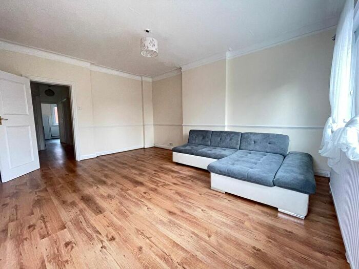 2 Bedroom Flat To Rent In Bridge Lane, London, NW11