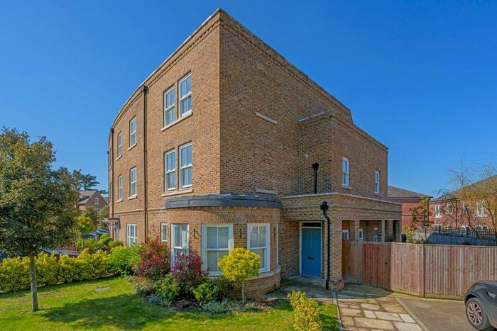 4 Bedroom Semi-Detached House To Rent In Barrons Chase, Richmond, TW10