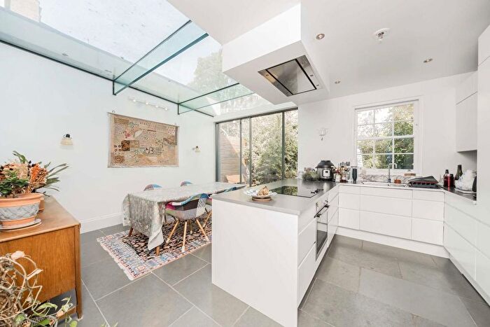 3 Bedroom Terraced House For Sale In Chillingworth Road, Islington, N7