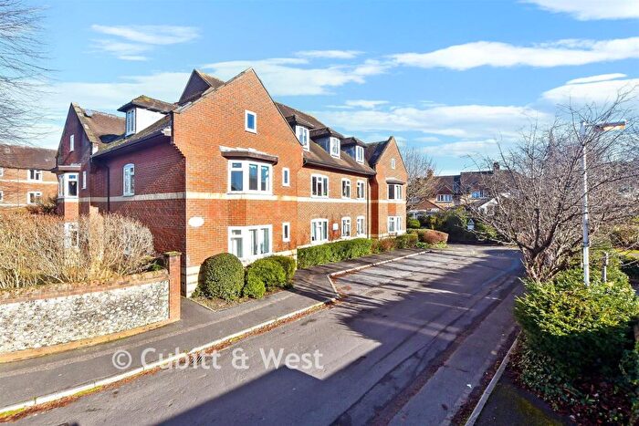 1 Bedroom Flat For Sale In Station Road, Dorking, Surrey, RH4