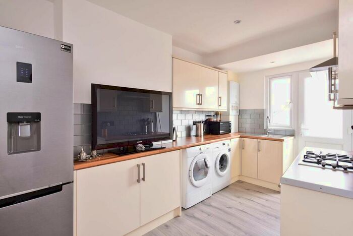 1 Bedroom Flat To Rent In Mutton Lane, Potters Bar, EN6