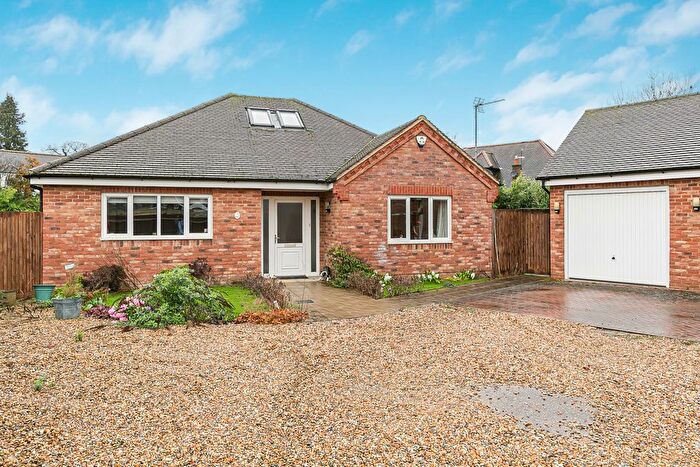 3 Bedroom Detached Bungalow For Sale In Maplefield, Park Street, St Albans, AL2