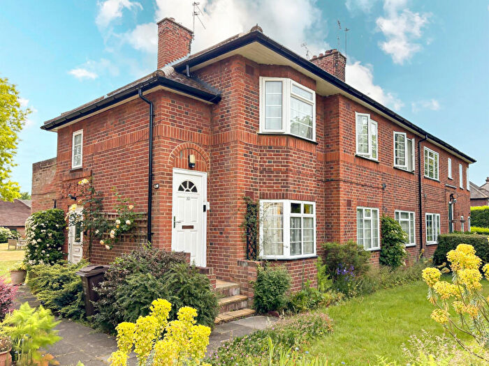 2 Bedroom Flat For Sale In Woodstock Road North, St Albans, AL1