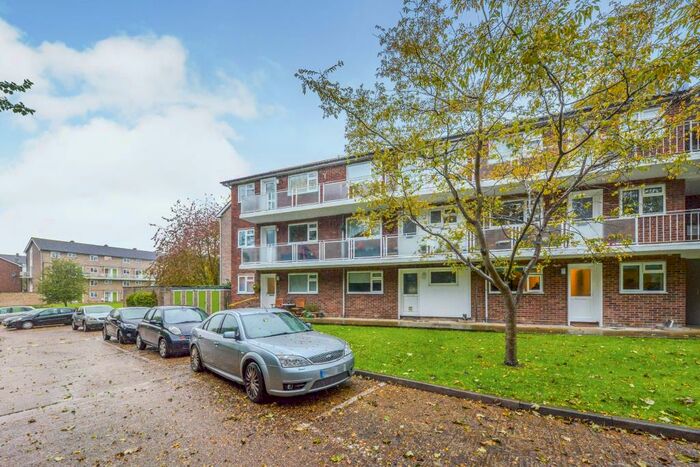 2 Bedroom Flat To Rent In The Ridgeway, AL4