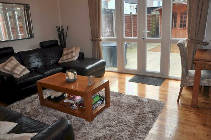 2 Bedroom Flat To Rent In Welldon Crescent, Harrow, Middlesex, HA1