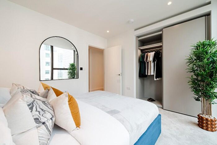 1 Bedroom Apartment For Sale In South Quay Plaza, Canary Wharf, London, E14
