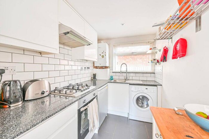 2 Bedroom Flat To Rent In High Road, Whetstone, London, N20